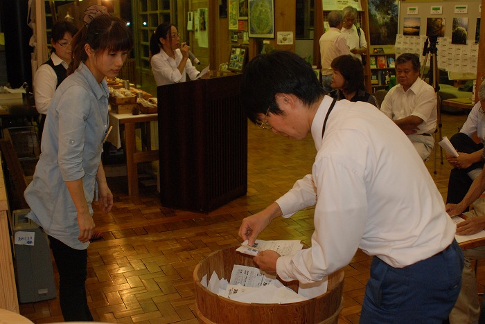 カレンダー抽選の様子